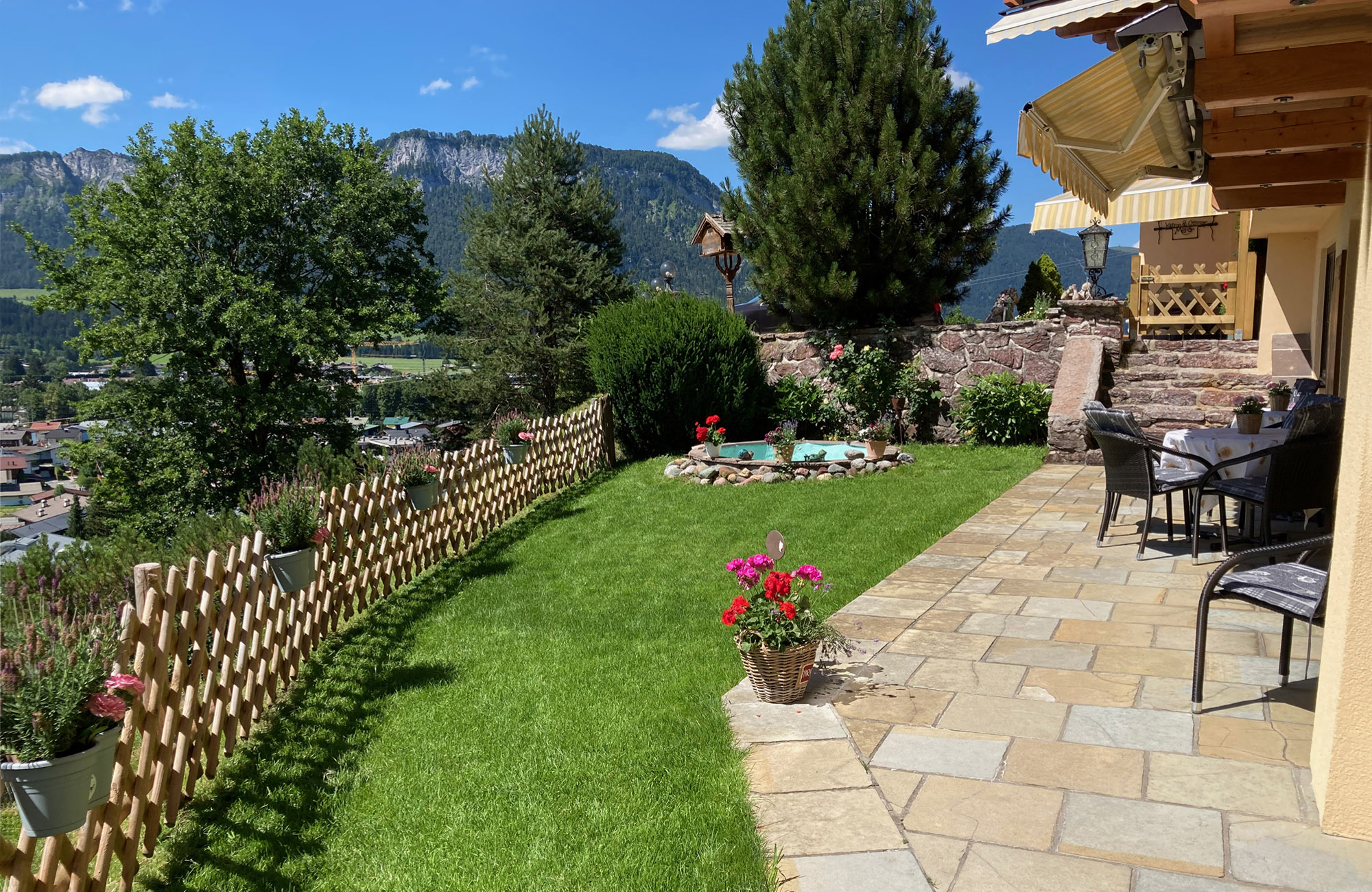 Terrasse im Aparthotel Sonnleitn mit Ausblick zum Wilden Kaiser