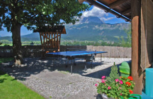 Gartenanlage Aparthotel Sonnleitn mit Tischtennis Kitzbüheler Alpen