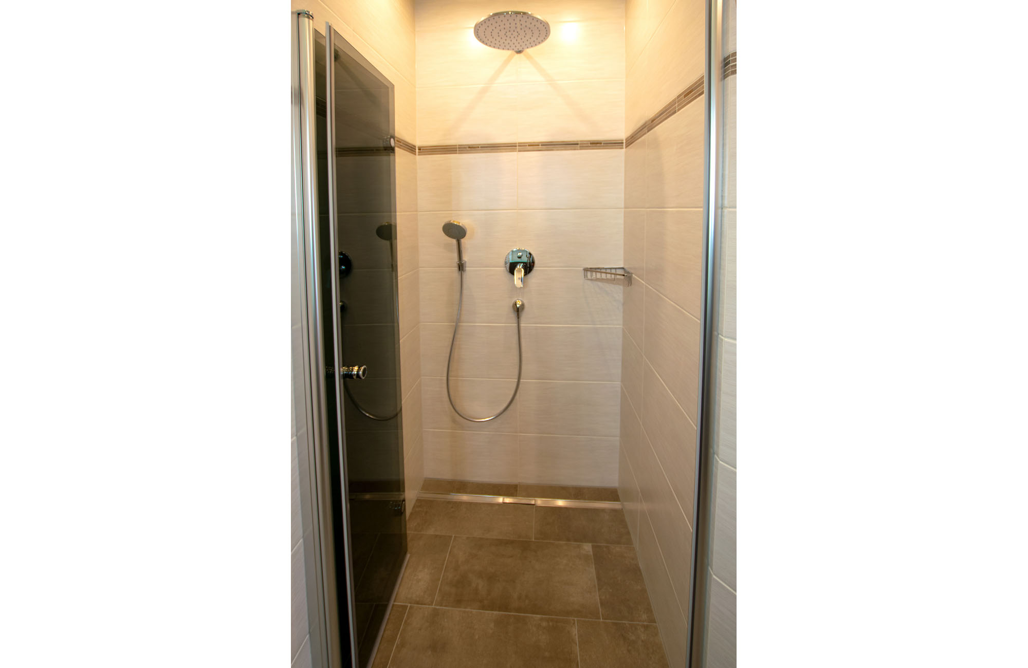 Dusche mit Regenbrause Apartment Kaiser Residenz